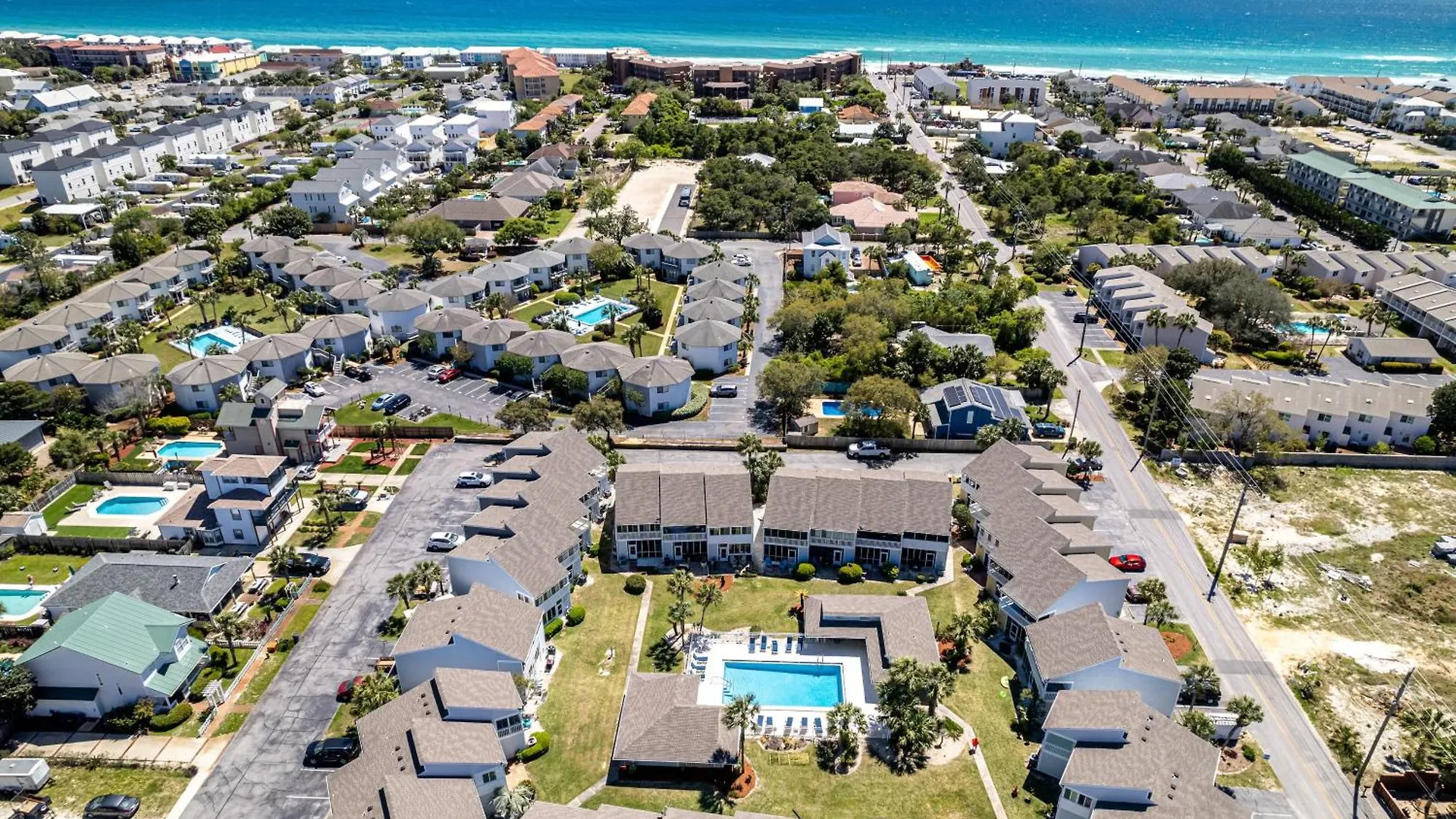 Beach House 305B-By Holiday Isle Properties Destin Apartment